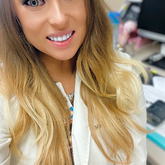 Meet your Posher, Becca - Picture 4 of 8